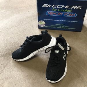 skechers overhaul debbir